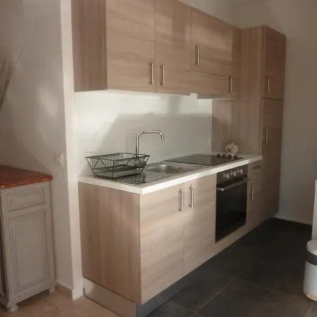 Appartement Studio A 50 M Du Port De St Laurent Du Var